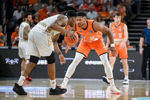 背身抢断的 背身抢断的