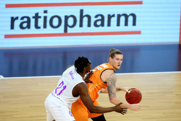 动作优雅而 动作优雅而